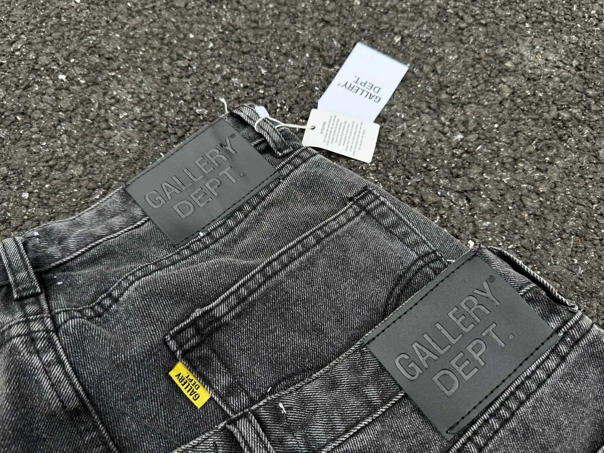 P260💰G99 GALLERY DEPT. Crow's leather cross denim bell-bottoms washed distressed spliced ​​jeans denim washing factory. During the process, the owner of the washing factory helped introduce a boss who once worked at Levi's OEM factory and then started his own business. This also paved the way for the following styles. Therefore, Levi's remodeled single product for the base plate is really familiar. Whether it is the fabrics supplied or the lathes used in production, there is nothing to choose from. -Color: Black -Size: S-XXL (corresponding to 28-36)